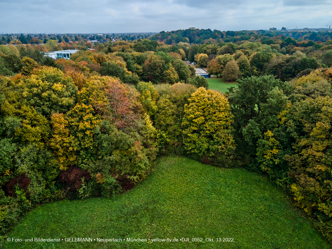 13.10.2022 - Der Ostpark mit See und Biergarten in Neuperlach 13.10.2022 - Der Ostpark mit See und Biergarten in Neuperlach